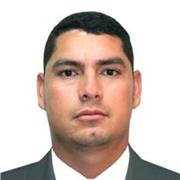 Profe de educacion fisica, da clases a niños y niñas en diferentes deportes